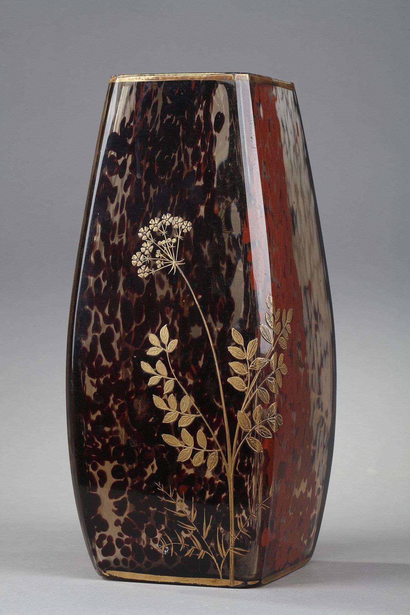 VASE ART NOUVEAU EN VERRE MOUCHETÉ ATTRIBUÉ À ERNEST LÉVEILLÉ (1841-1913) VASE ART NOUVEAU EN VERRE MOUCHETÉ ATTRIBUÉ À ERNEST LÉVEILLÉ (1841-1913)